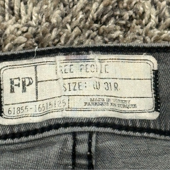 Free People black/grey wash jeans size 31 wholes in knees - Picture 6 of 9